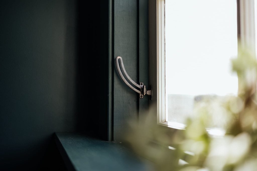 Quadrant stay holding an awning window open